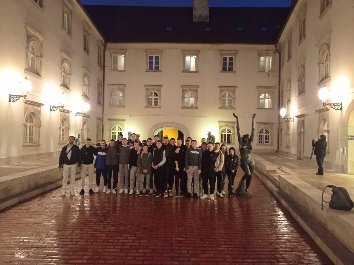 Zajednika fotografija ispred Klovievih dvora